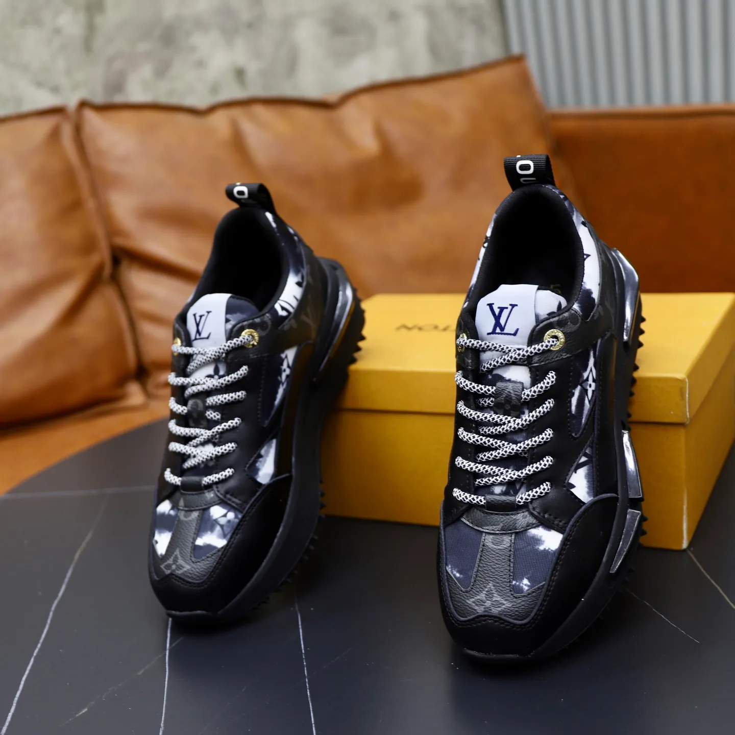 Ex-factory price: 462💰🙅‍♂️🙅‍♂️🙅‍♂️ Brand: LV Louis Vuitton Standard code: 38-44 (45 customized) Grade: Same as the official website Material: Original material splicing Comfortable and breathable lining Lightweight and wear-resistant sports outsole Style category: Men's fashionable casual shoes Running sneakers Distinguished luxury brand elements Top luxury Color: actual picture color